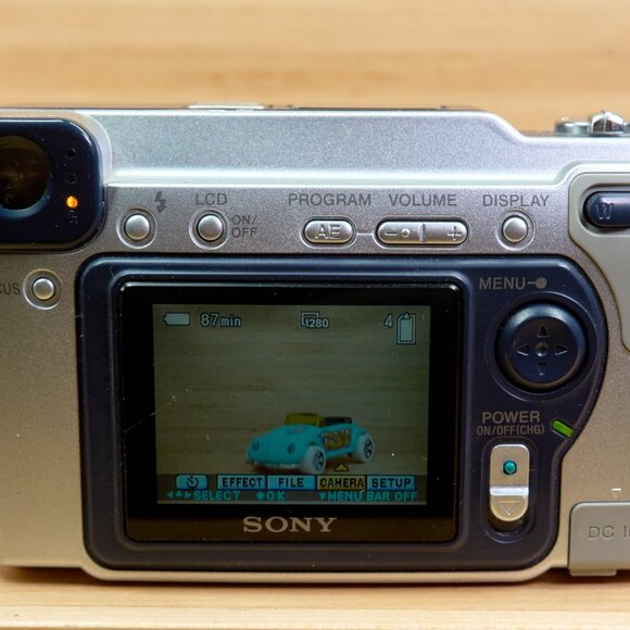 Sony Cybershot DSC-S70 3.3 MP Digital Camera, Carl Zeiss Vario-Sonnar Lens, Made - Picture 5 of 11